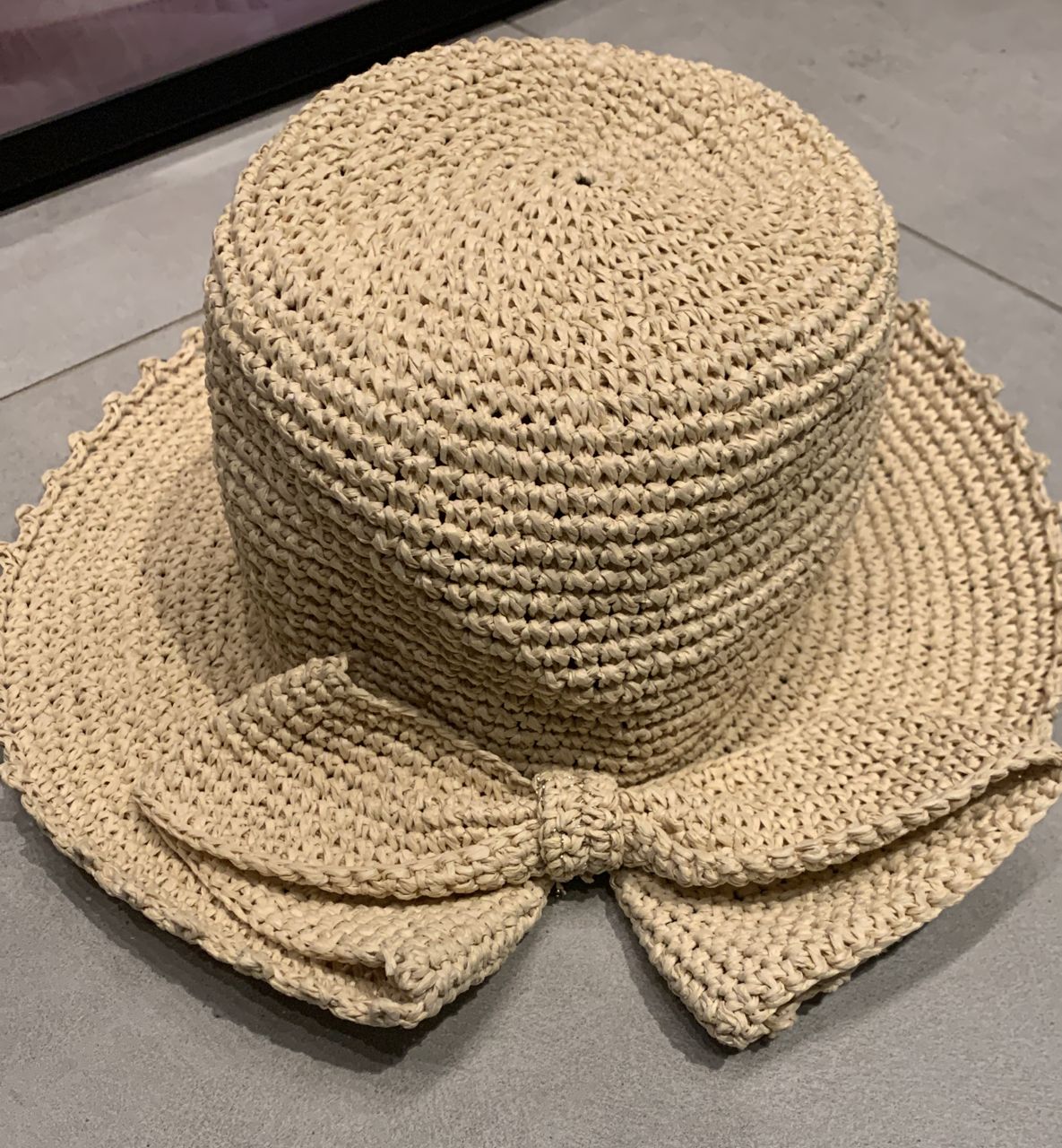 Large beach hat with bow